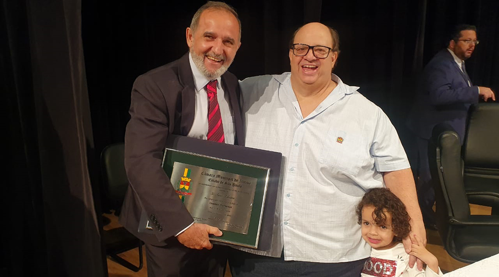 HOMENAGEM – Tesoureiro Aires Ribeiro recebe título de cidadão itatibense em grande cerimônia