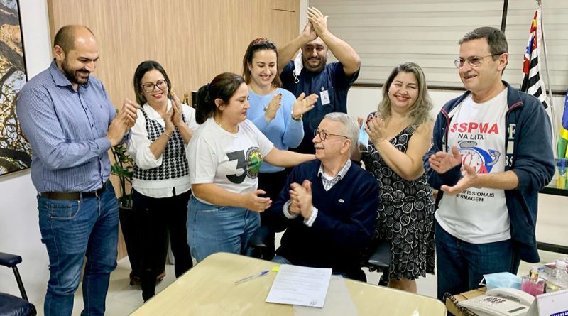 Vitória da Enfermagem | Decreto da Jornada de 30 Horas é assinado pelo prefeito Chico Sardelli