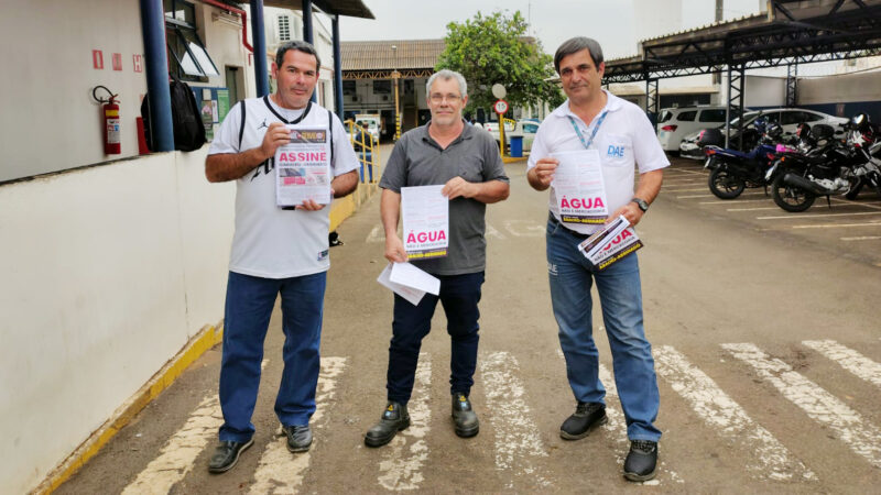 Diretores estão nas ruas com a nova edição do “Jornal do Servidor” e alertam a população de Americana sobre os perigos da concessão do DAE